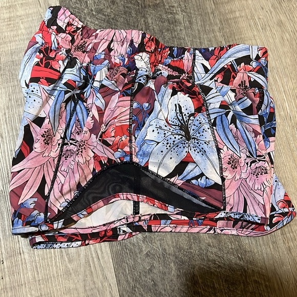 Lululemon Hotty Hot Lush Lillies Multi Black size 2 - Picture 5 of 11